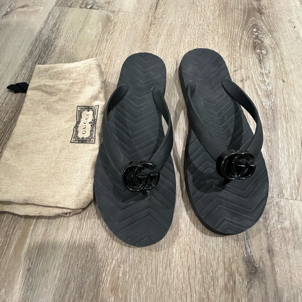 Gucci Black Sandals with Elegant Design